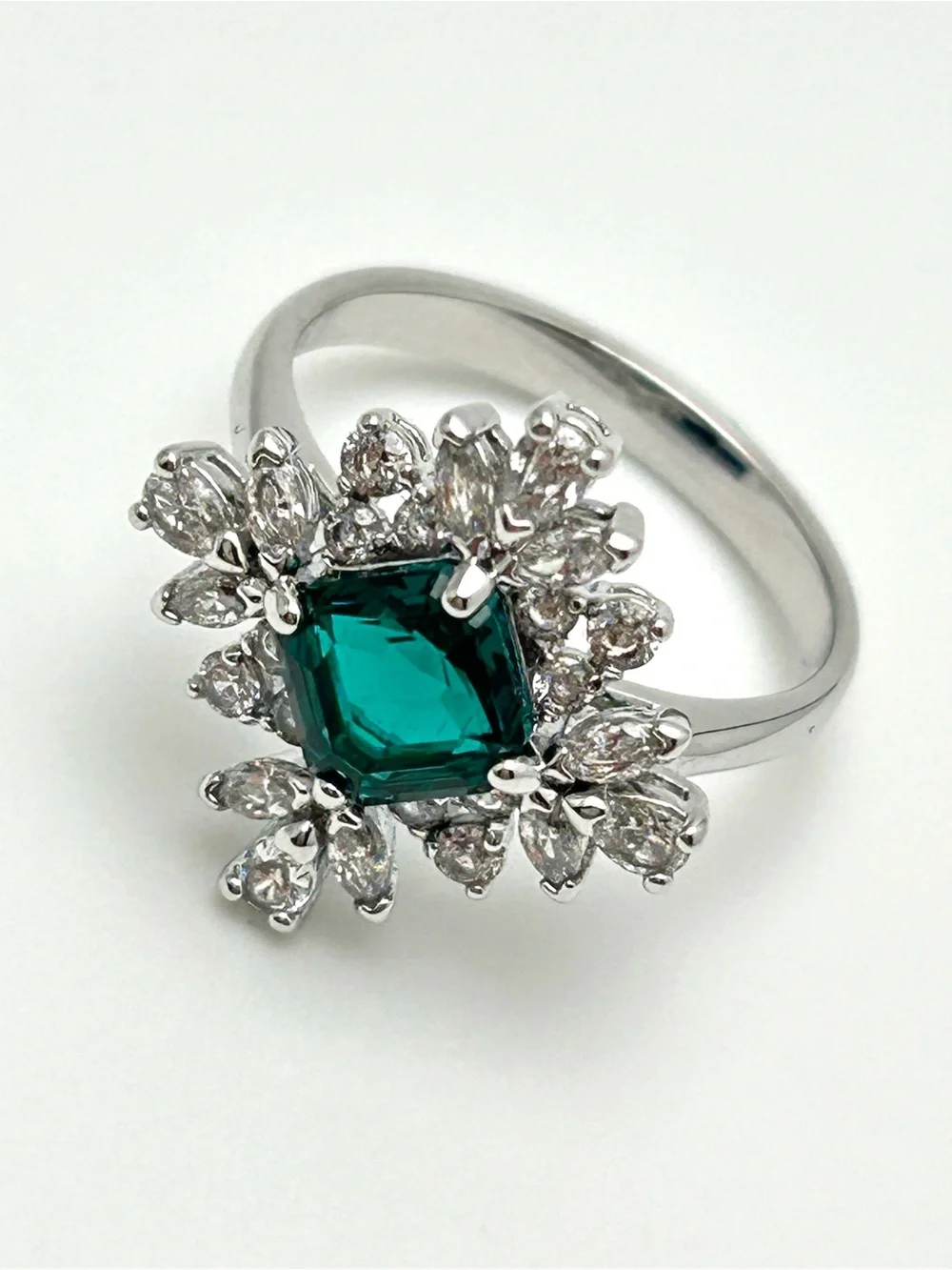 Swarovski Crystal Palace Emerald Green Ring 5.5 NWT